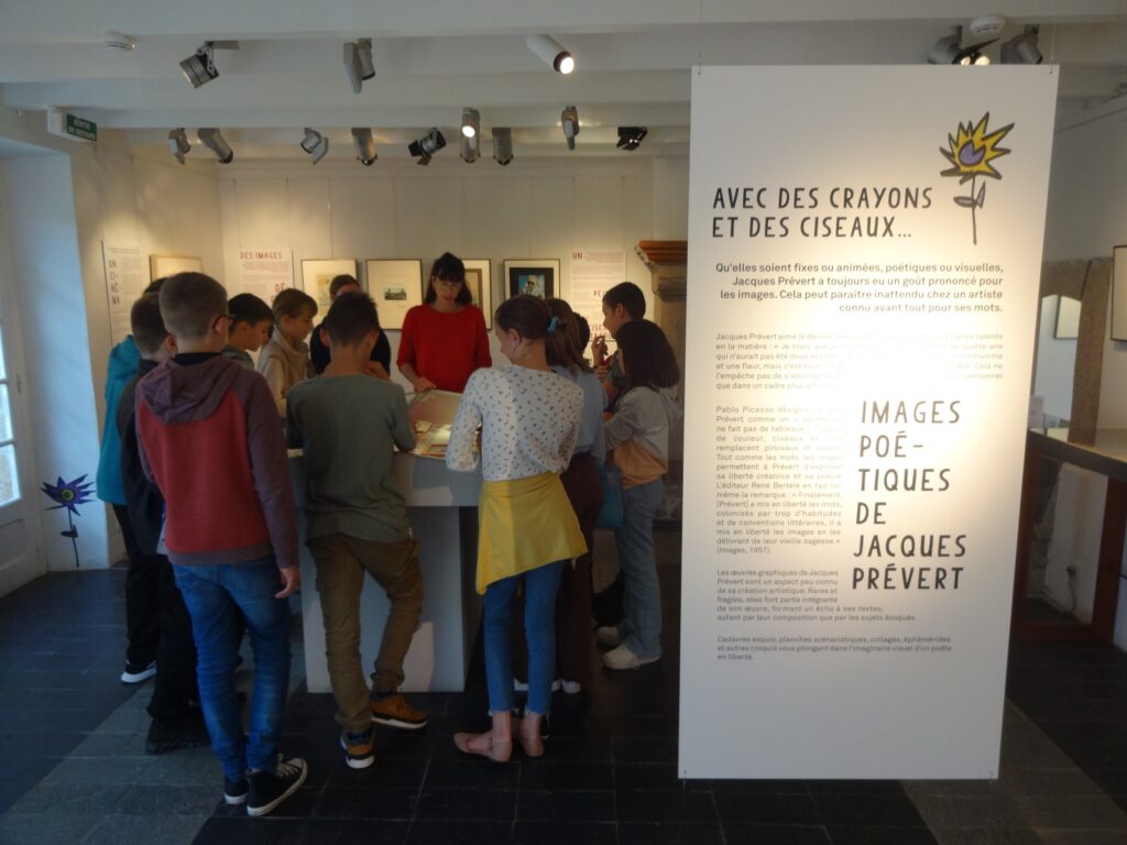 Scolaires visitant l'exposition temporaire pendant la pause hivernale