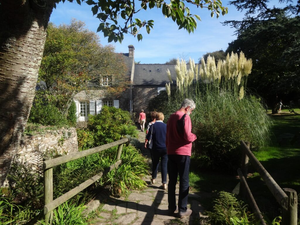 Un groupe adulte visite le jardin de la maison