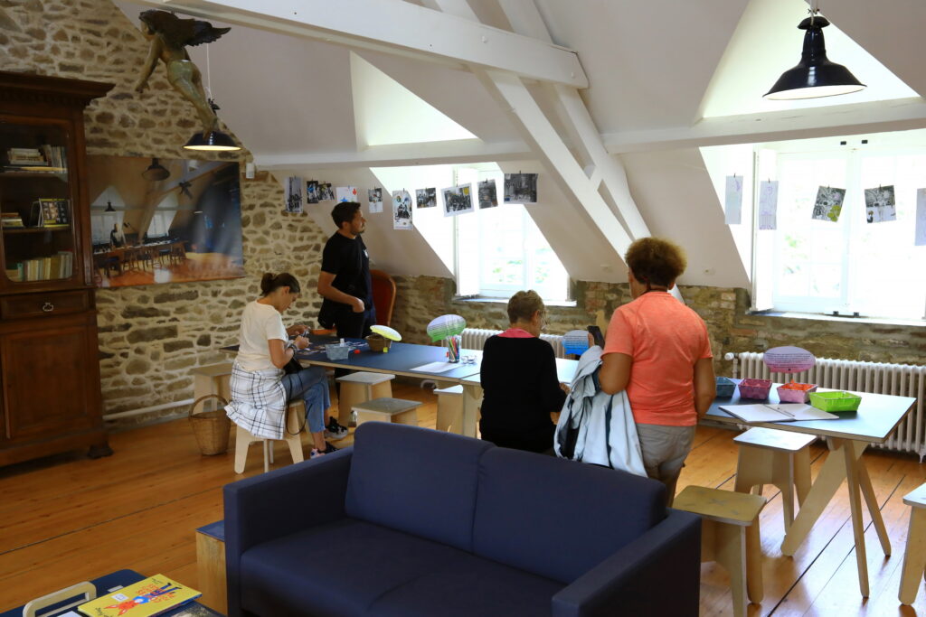 Des visiteurs adultes dans l'atelier