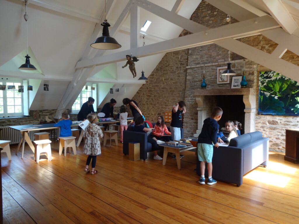 Pause printanière - Scolaires visitant la Maison Jacques Prévert