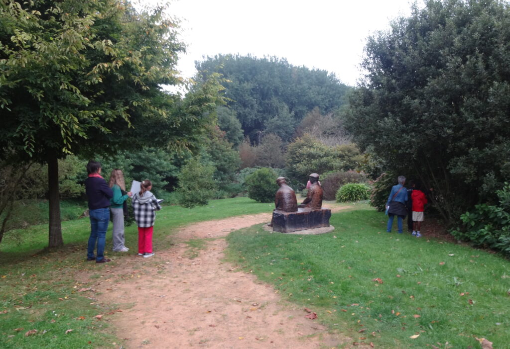 Des élèves en balade dans Omonville-la-Petite pendant les Enfants du Patrimoine