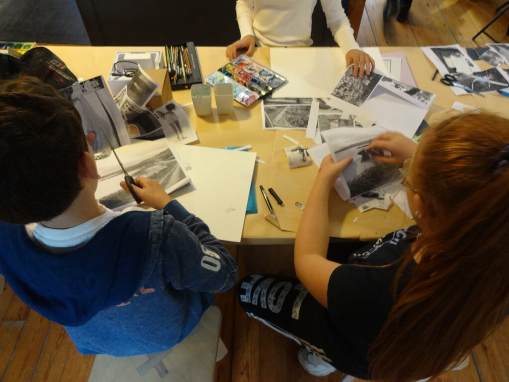 Des élèves font un atelier roman-photo pendant les Enfants du Patrimoine