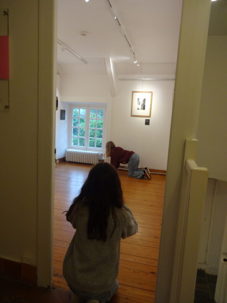 Des élèves font un atelier roman-photo pendant les Enfants du Patrimoine