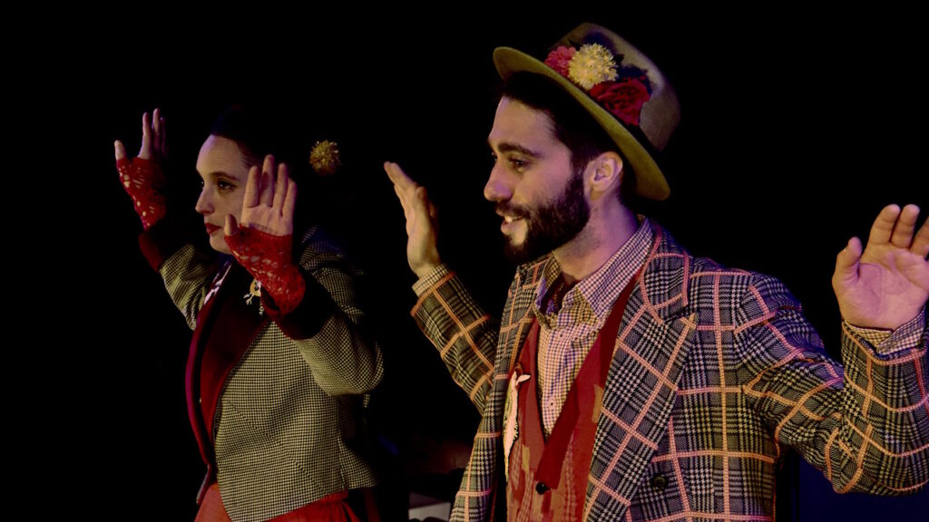 Spectacle A tue-tête et à cloche pied par la compagnie Les arêtes du biftek à la Maison Jacques Prévert