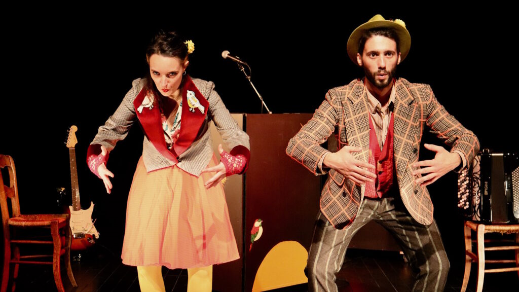 Spectacle A tue-tête et à cloche pied par la compagnie Les arêtes du biftek à la Maison Jacques Prévert