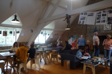 Des visiteurs dans l'atelier de la maison Jacques Prévert lors des journées européennes du patrimoine