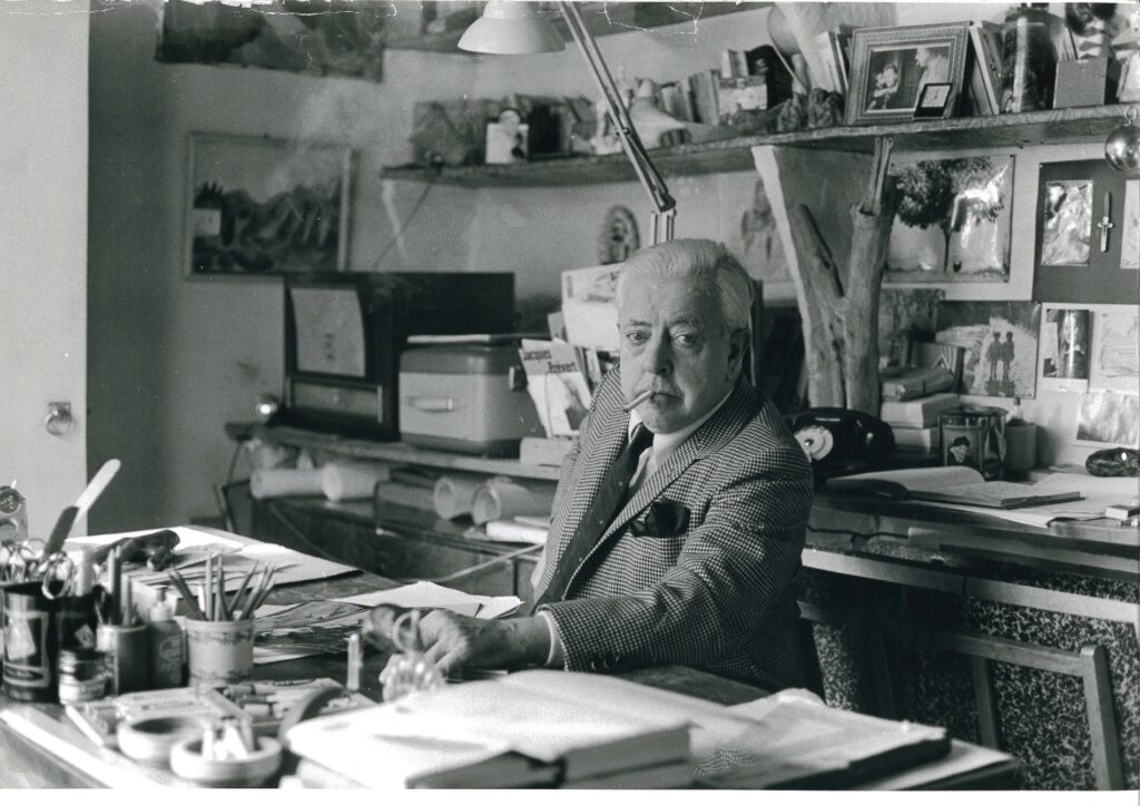 Jacques est assis à son bureau de la Cité Véron, à Paris