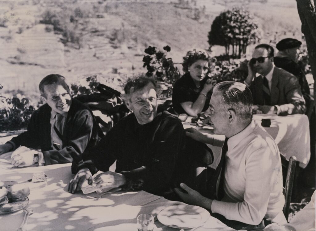 Jacques Prévert est à la terrasse d'un restaurant et il parle avec les peintres Miro et Chagall