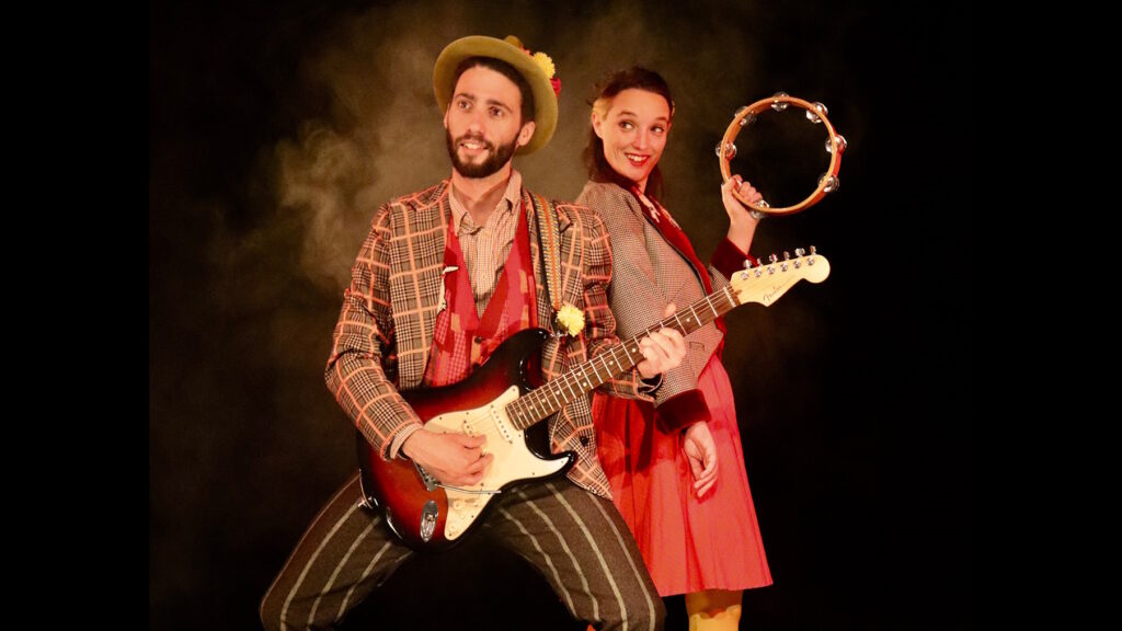 Les deux comédiens et musiciens posent avec leurs instruments : une guitare électrique et un tambourin.