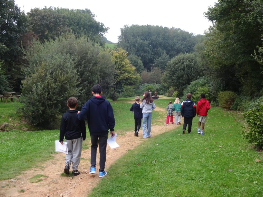 Des enfants se promènent dans le parc communal du village d'Omonville-la-Petite