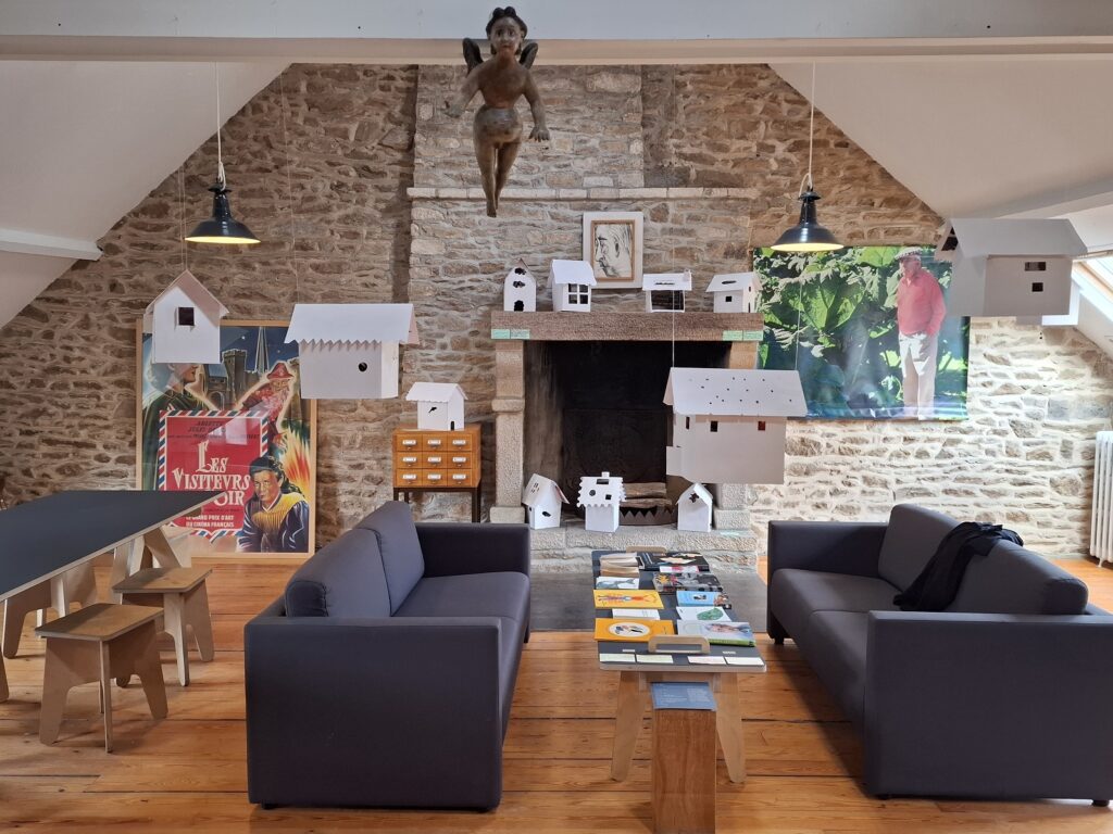 Vue d'ensemble de l'atelier de Jacques Prévert avec les maquettes de maison réalisées par les collégiens de Beaumont-Hague