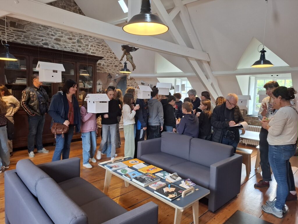 Les élèves inaugurent l'exposition qu'ils ont réalisé dans l'atelier de la Maison Jacques Prévert en compagnie de leurs parents.
