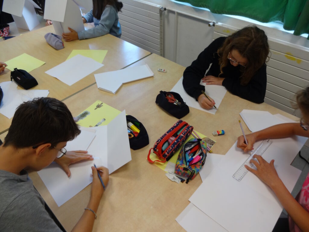 Les élèves tracent les ouvertures de leur maison.