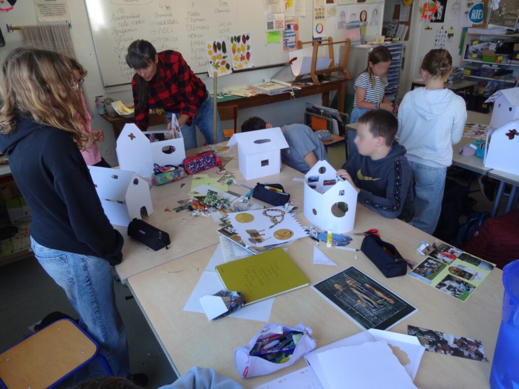 Les élèves travaillent sur leur maquette dans la salle de classe.