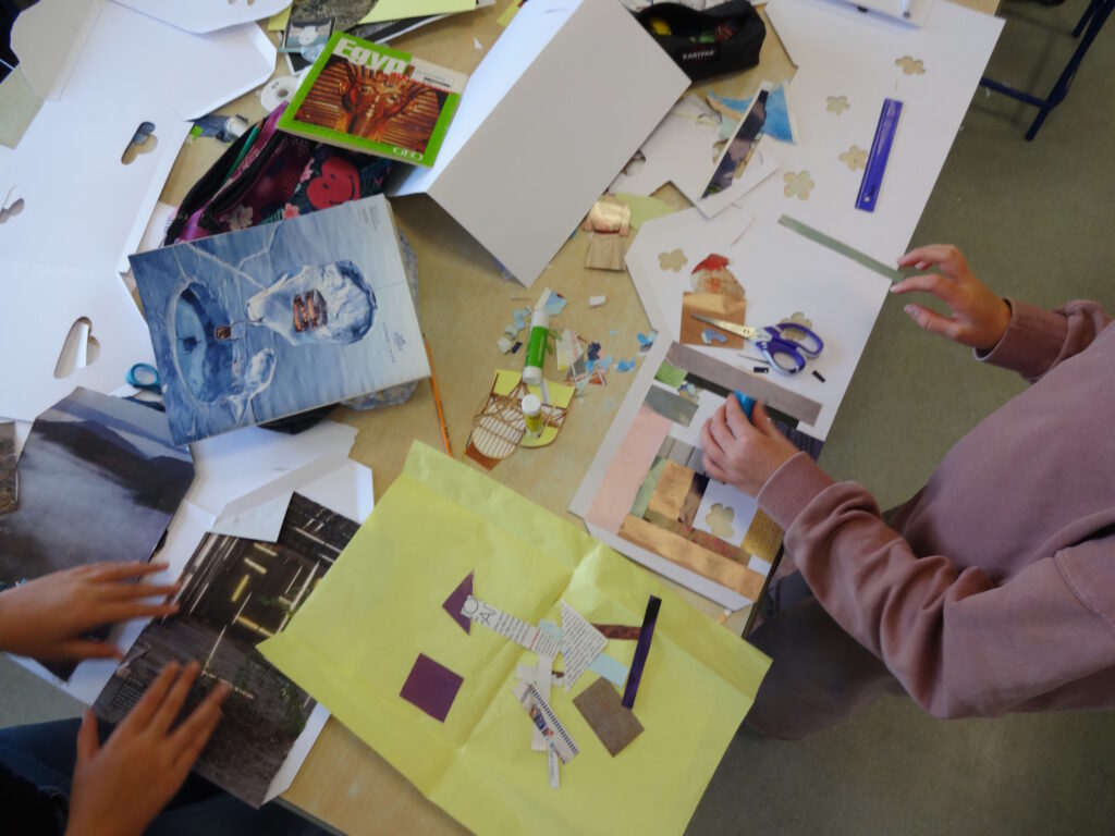 Les élèves collent des éléments à l'intérieur de leur salle de classe.