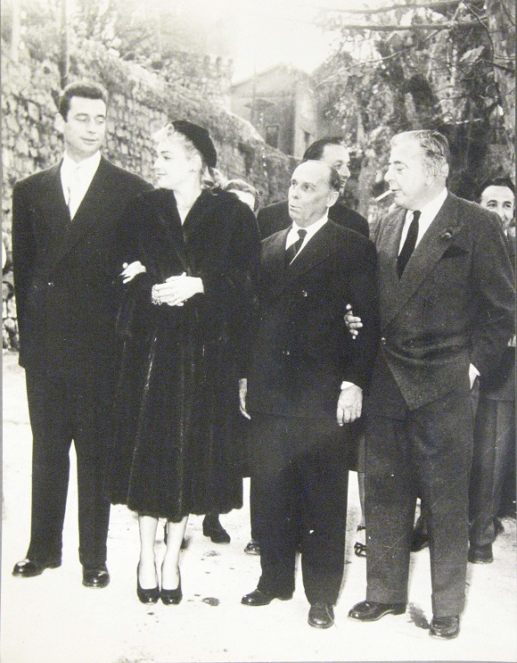 Yves Montand et Simone Signoret avec Paul Roux et Jacques Prévert dans les rues de Saint-Paul-de-Vence