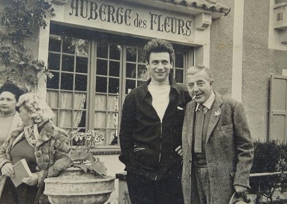 Yves Montand et Jacques Prévert devant un fleuriste à Saint-Paul-de-Vence