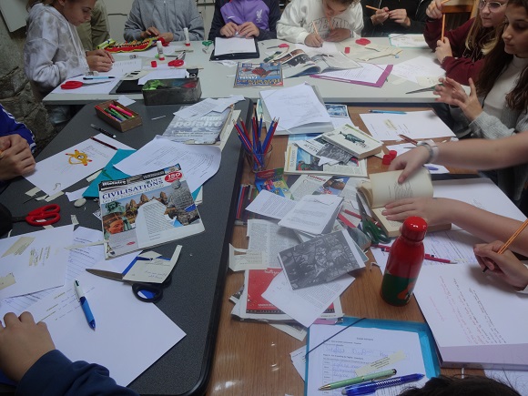 Des adolescents participent à un atelier de réécriture des textes de Jacques Prévert