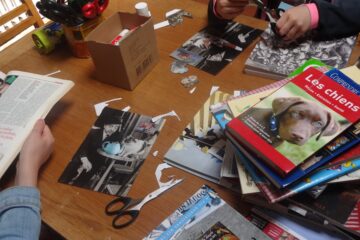 Sur une table, plusieurs participants sont en train de réaliser des collages à l'aide de divers magazines dans lesquels ils découpent des éléments.