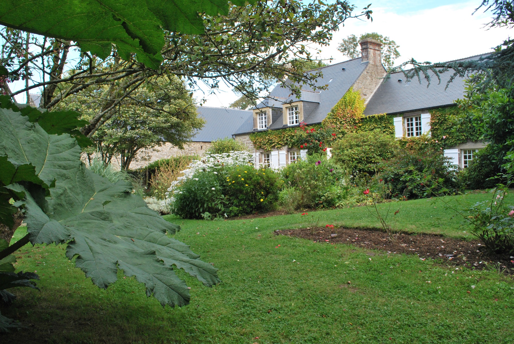 Vue de l'extérieur, depuis le jardin de la maison Jacques Prévert.