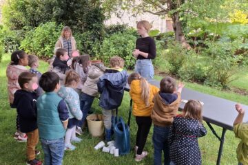 Un groupe scolaire participe à un atelier consacré aux fleurs à la Maison Jacques Prévert.