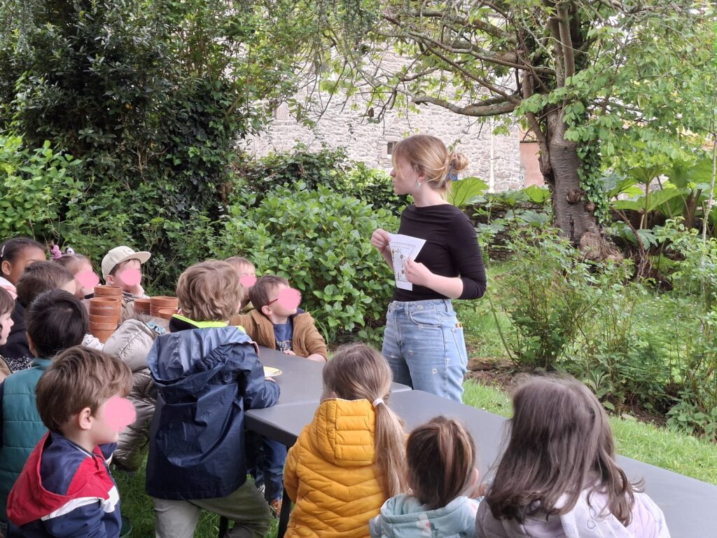 Atelier "Tournesols tournesols" dans le jardin de la maison Jacques Prévert