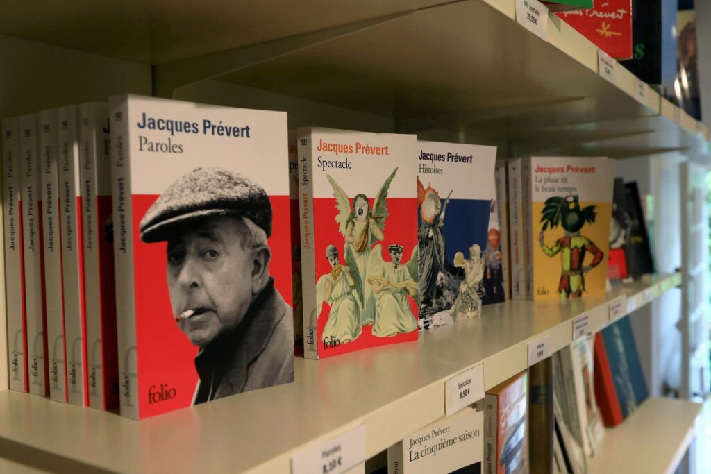 Des recueils de Jacques Prévert sont présentés dans la boutique du musée.